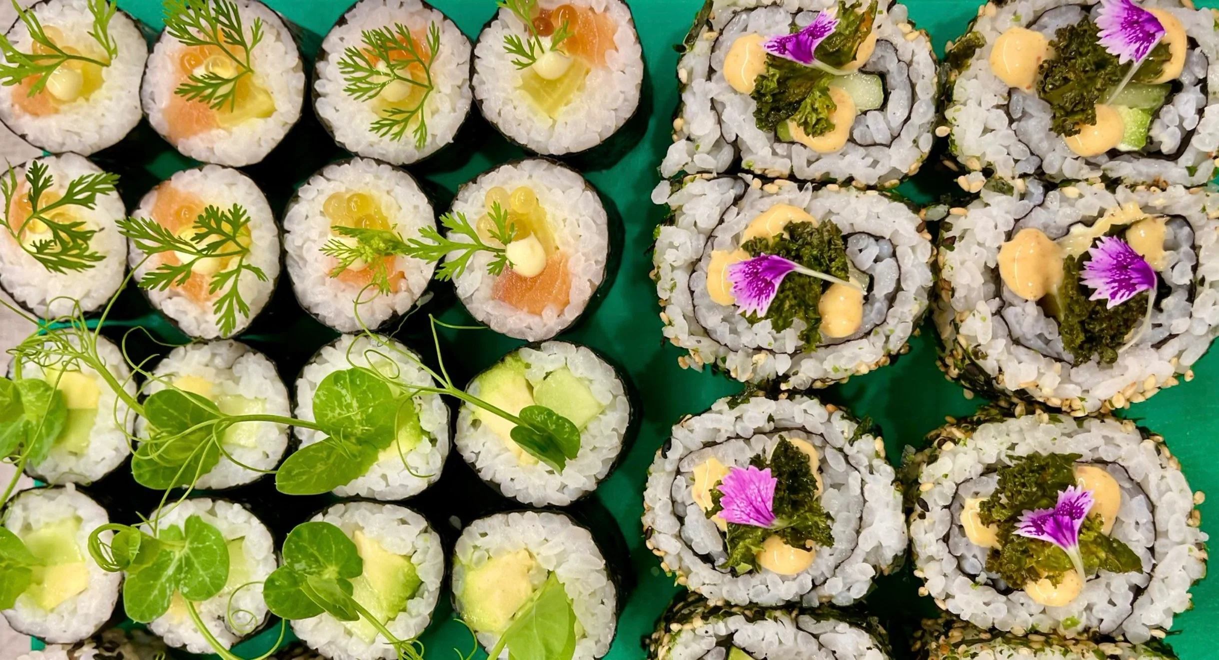 Sushi auf einem grünen Tablett
